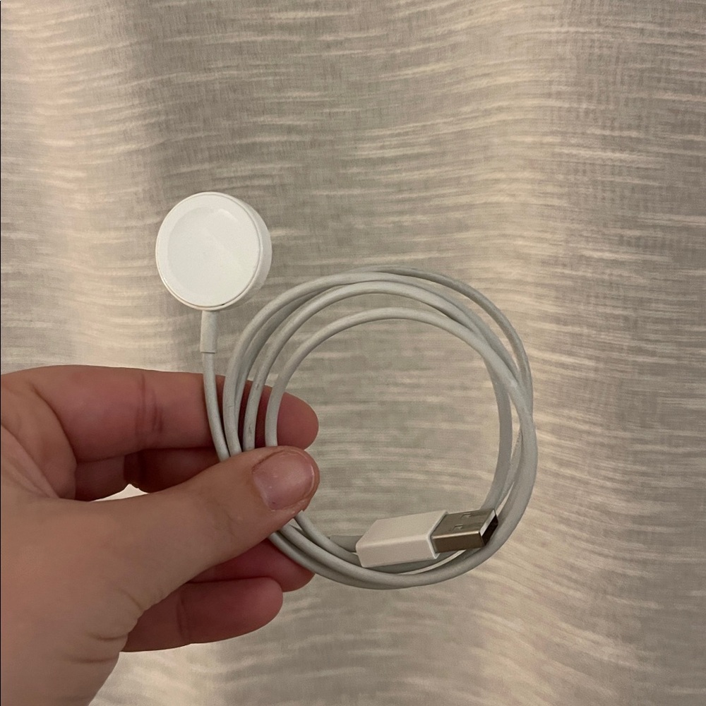 Apple Watch SE 3 44 MM w/ Two Bands - Picture 5 of 5